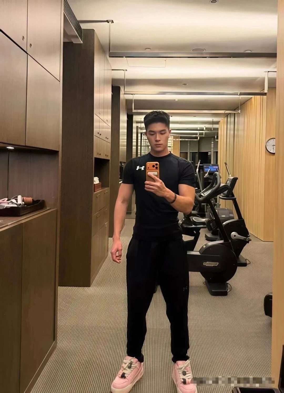 刘姥姥又认识新的帅哥了，白袜肌肉真是太可口了！