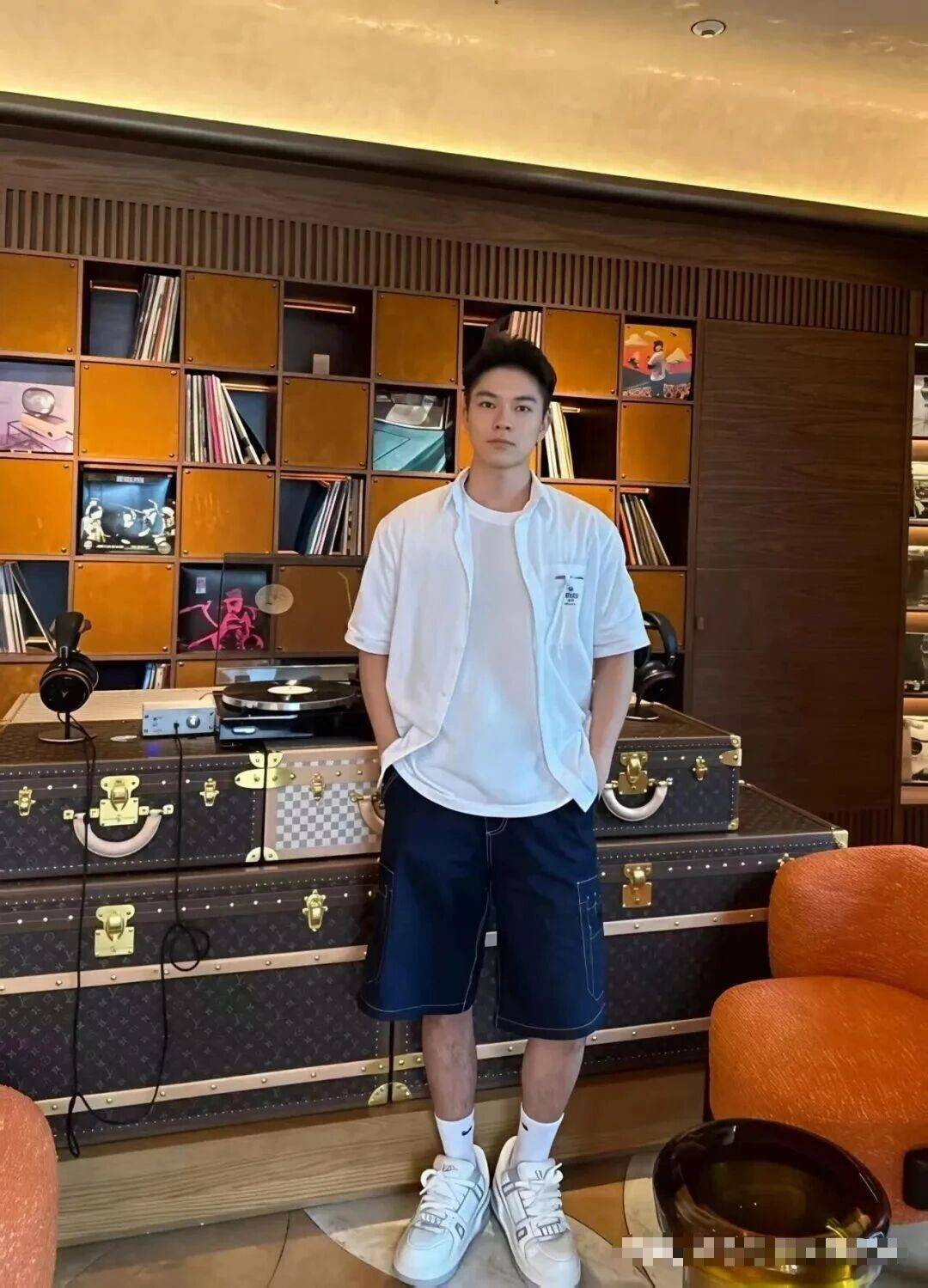 刘姥姥又认识新的帅哥了，白袜肌肉真是太可口了！