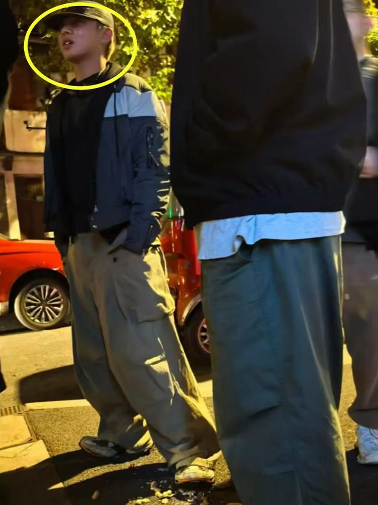 39 岁刘亚仁喜熊?他在上海酒吧和一桌帅熊喝酒动作亲密 39 岁刘亚仁喜熊?他在上海酒吧和一桌帅熊喝酒动作亲密