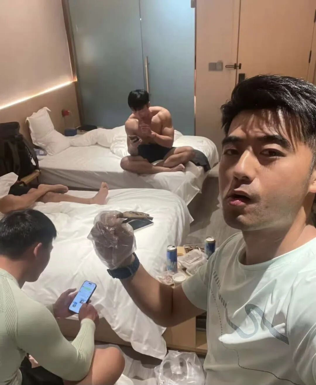 体育生火了！职高帅哥疑似被采访？直男朋友做保健很熟练？