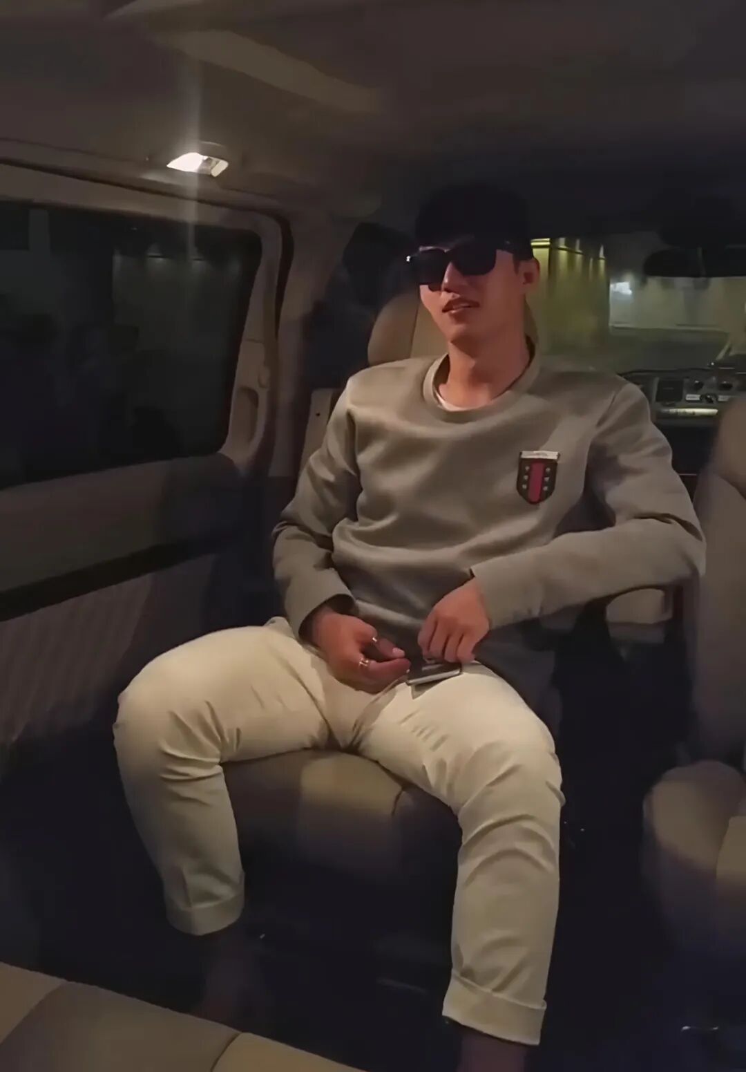 黄景瑜视频出镜大长腿穿西裤挡卡啦，？太宠粉谁受得了~