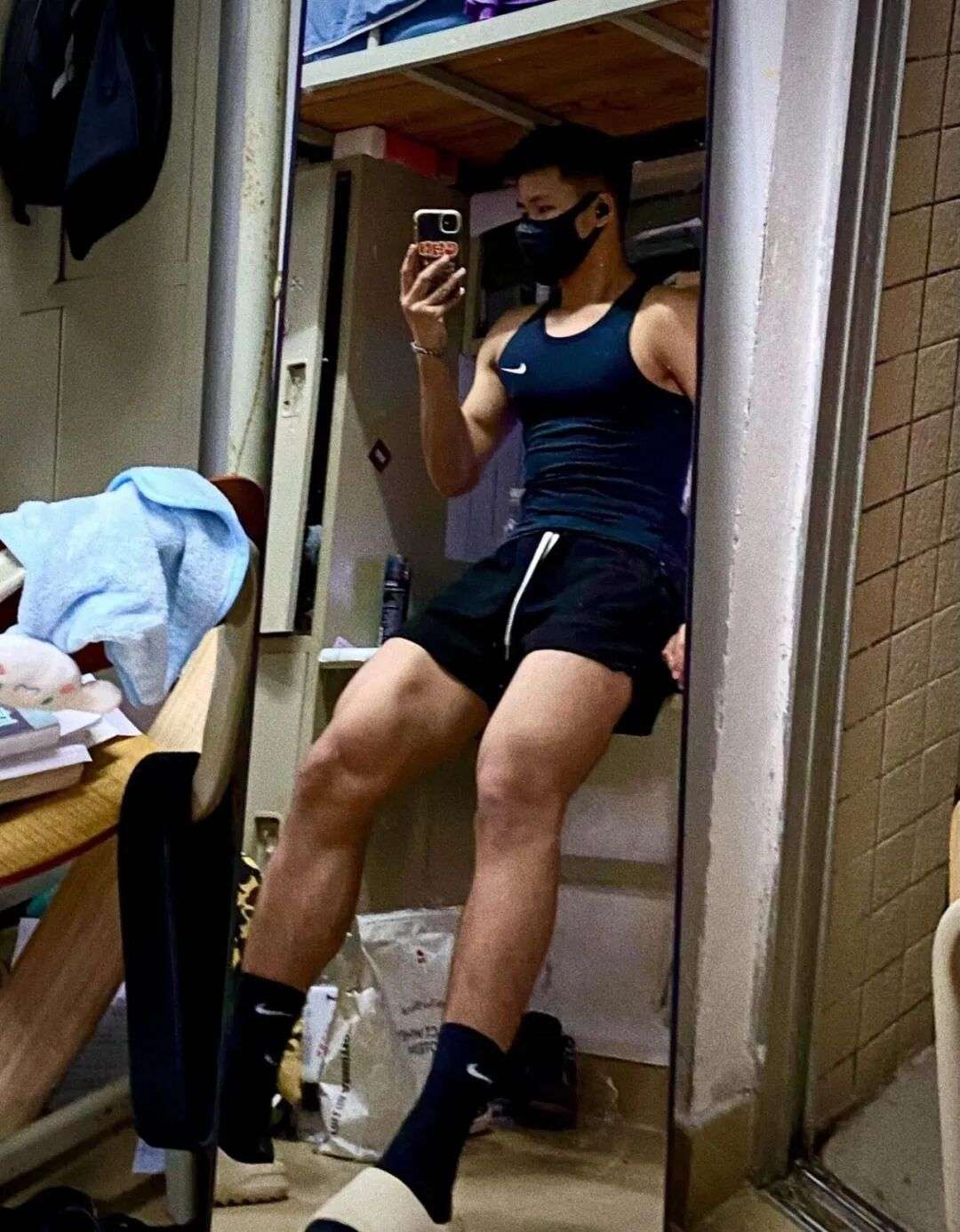 190cm 田径体育生自拍曝光，网友为这大粗腿吵翻了……