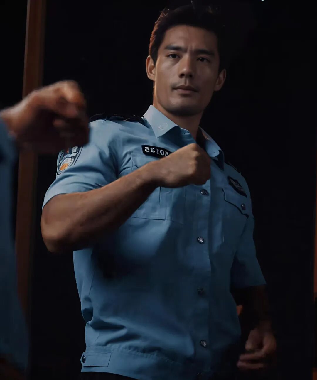 “黑皮阿 Sir”视频爆火外网后？现在的他魁梧身材男友力太强了！