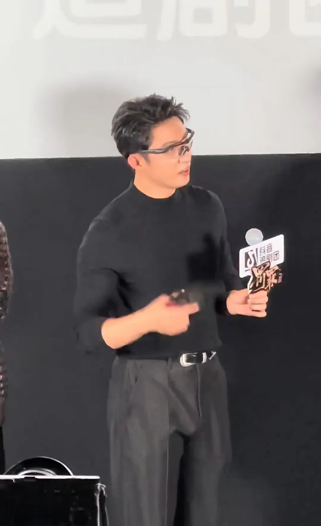 黄景瑜视频出镜大长腿穿西裤挡卡啦，？太宠粉谁受得了~