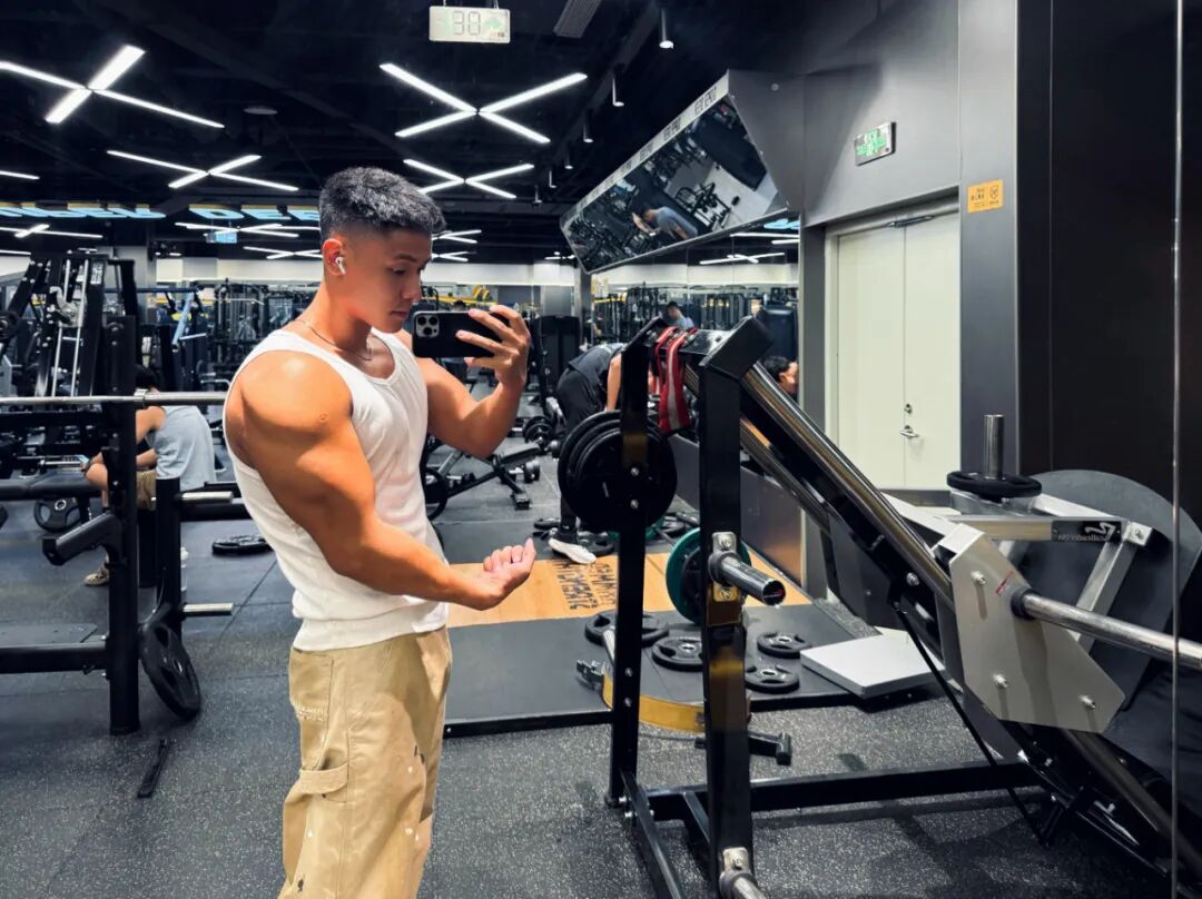 穿黑袜的黑皮肌肉体育生被扒到了！灰裤子泄露真实力！