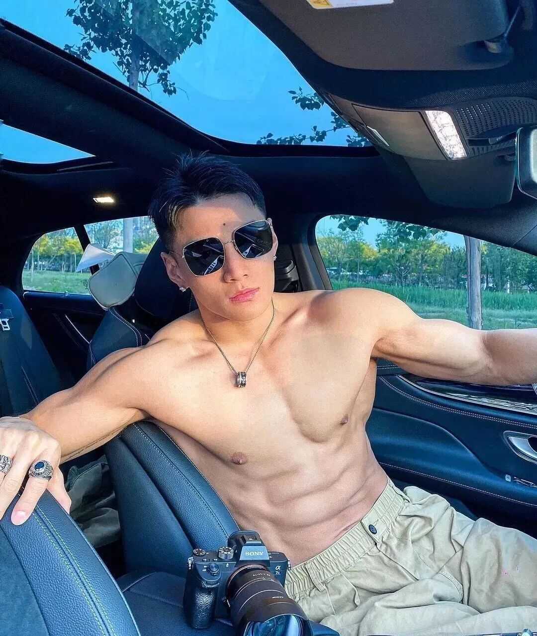 如果你打车时，遇到以下颜值加身材爆好的滴滴司机…