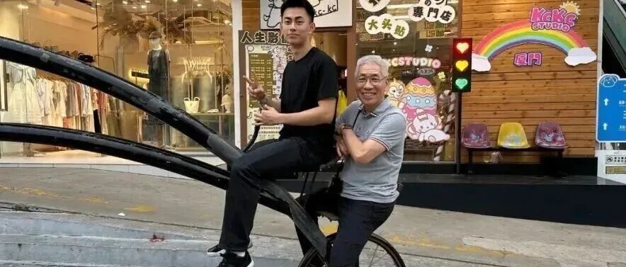 浙江 U20 男排赛后名场面太圈粉！阳光少年叉开腿的魅力都在这！