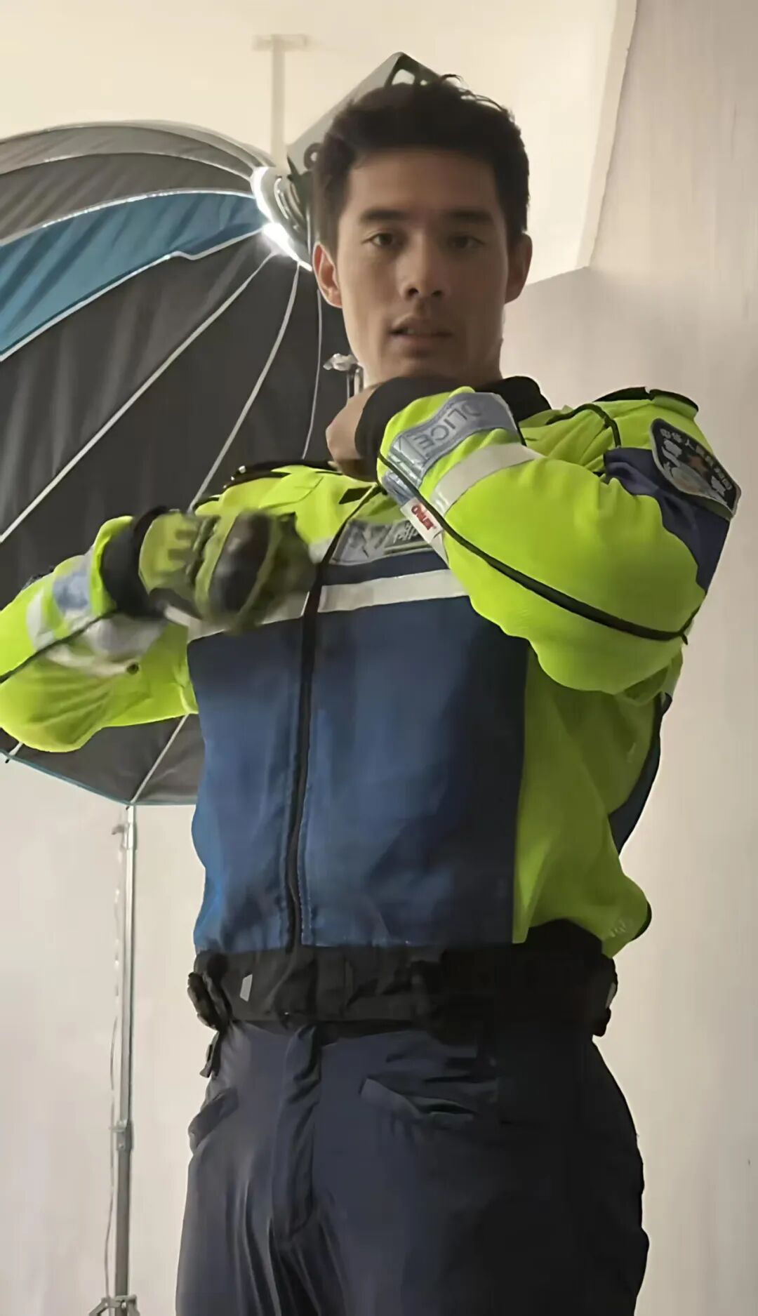 “黑皮阿 Sir”视频爆火外网后？现在的他魁梧身材男友力太强了！