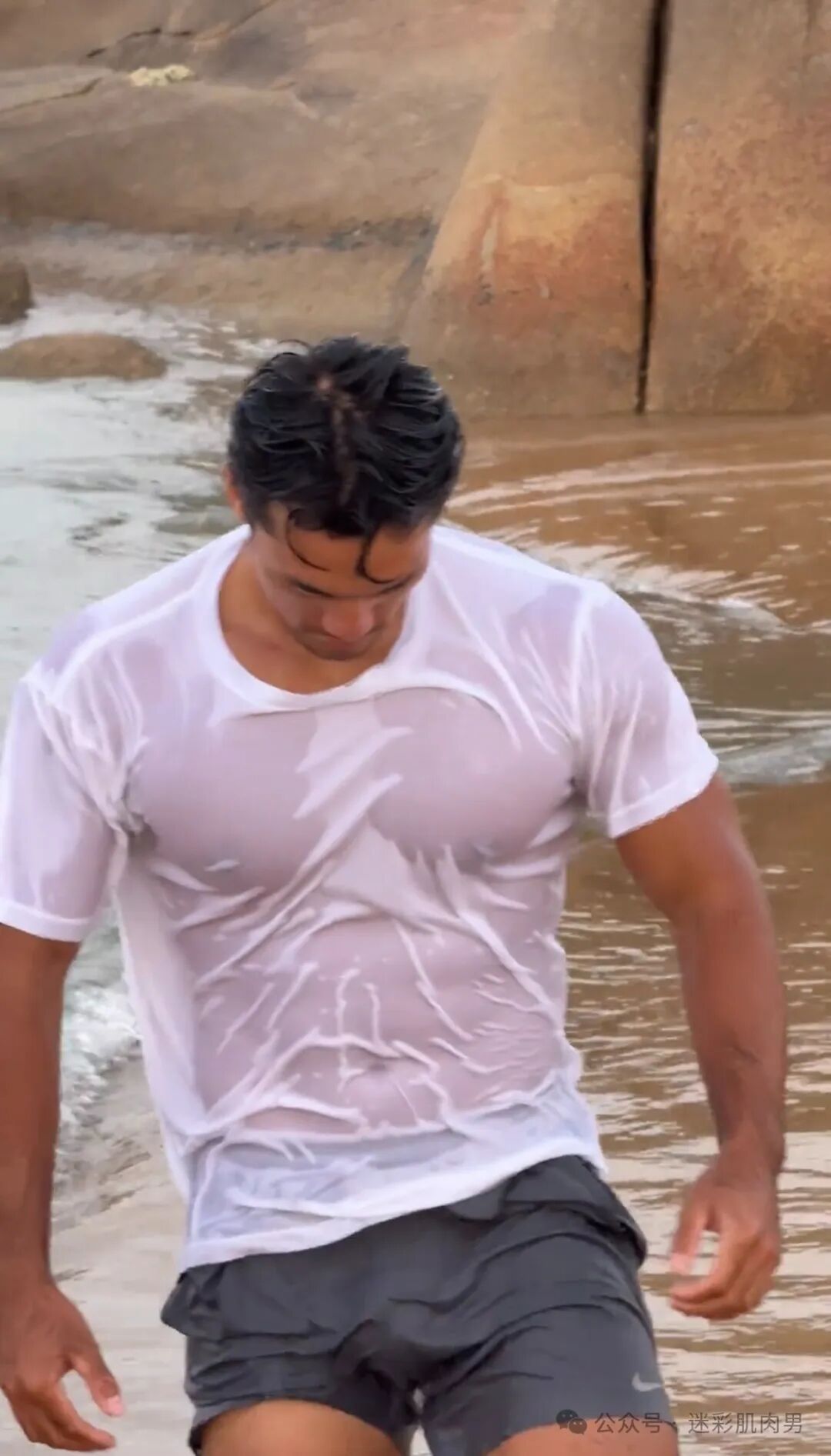 “黑皮阿 Sir”视频爆火外网后？现在的他魁梧身材男友力太强了！