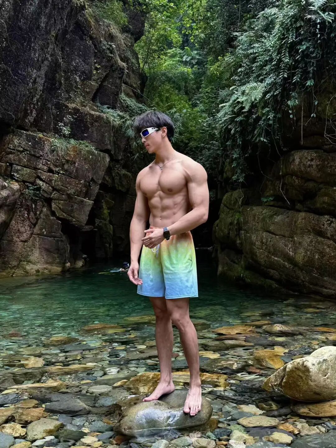 来自广州的自由教练大秀虎头肩和圣诞树背肌