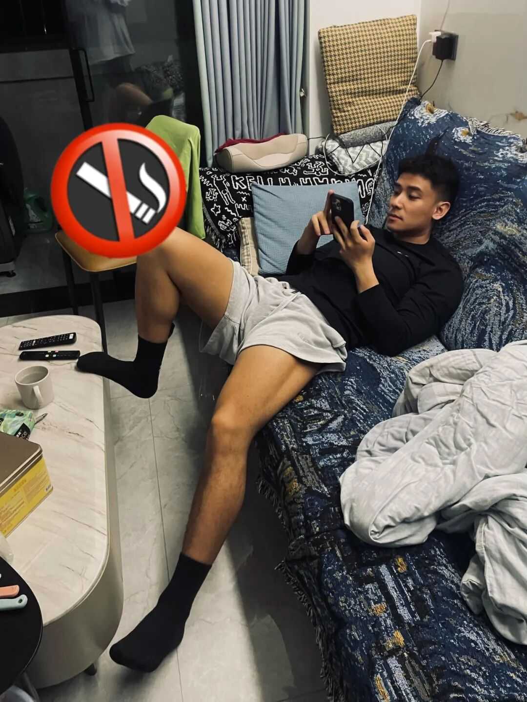 穿黑袜的黑皮肌肉体育生被扒到了！灰裤子泄露真实力！