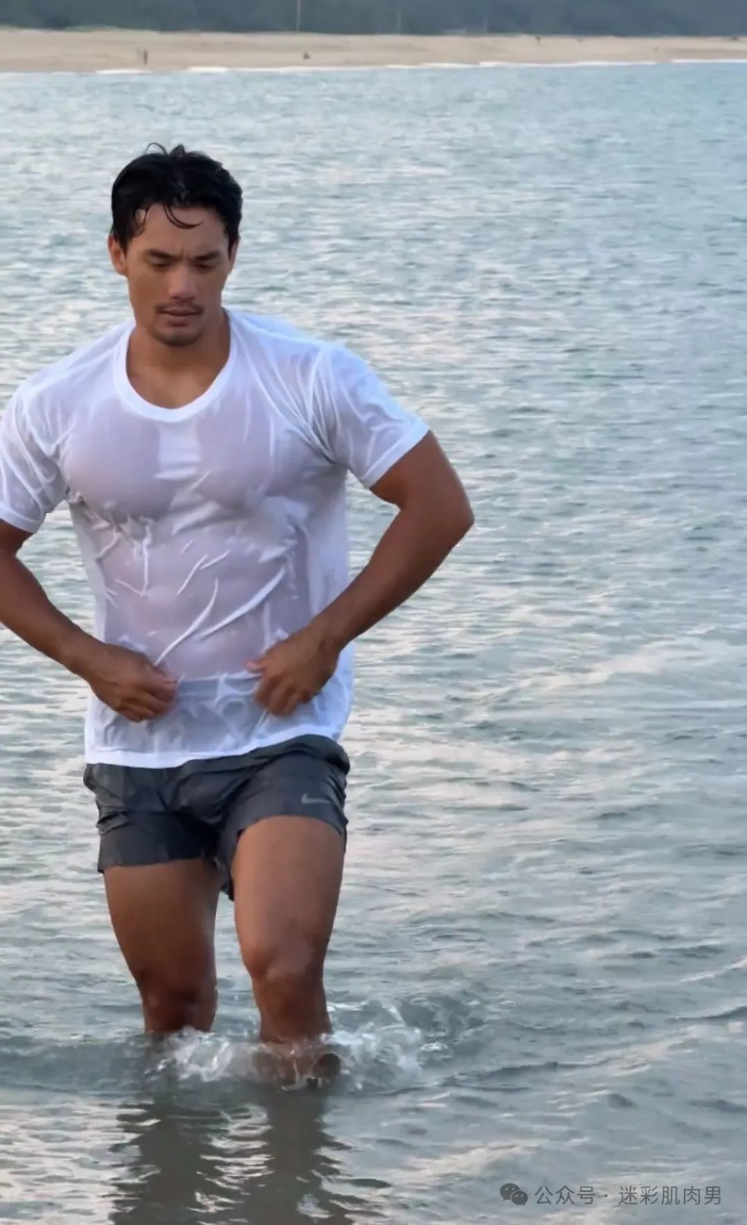 “黑皮阿 Sir”视频爆火外网后？现在的他魁梧身材男友力太强了！