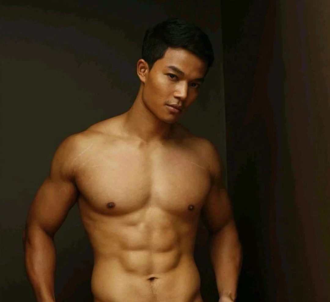 胸肌壮大黑皮筋男 公狗腰特突出 看起来很猛的汉子