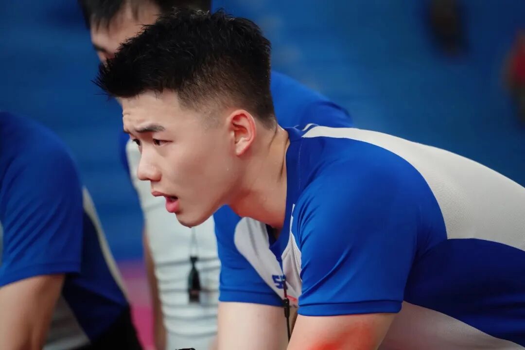 曾被采访的 192CM 哈尔滨篮球裁判小哥，沐浴照流出！