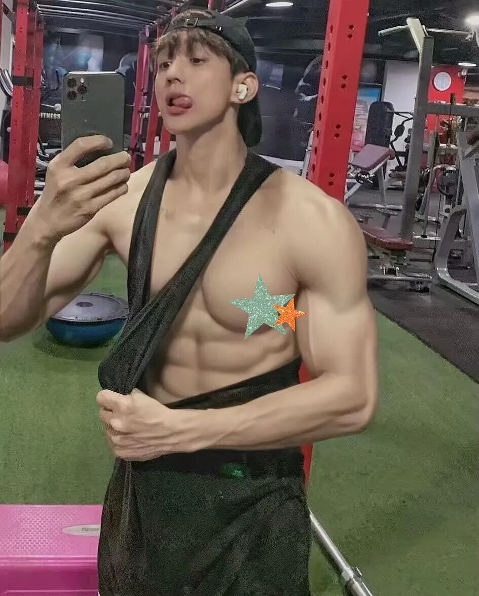 那个开冰箱的肌肉男模找到了！在 ins 上穿这么少……