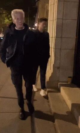 83 岁 CK 创始人携 36 岁肌肉男友出席活动,差点摔跤没人扶…网友神评:“肌肉男等着继承遗产呢!” 83 岁 CK 创始人携 36 岁肌肉男友出席活动,差点摔跤没人扶…网友神评:“肌肉男等着继承遗产呢!”