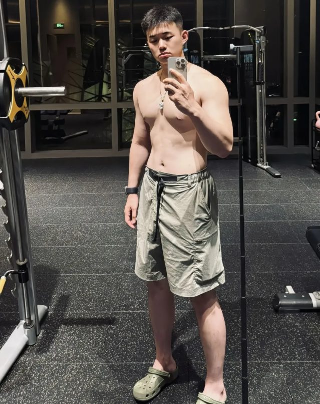 曾被采访的 192CM 哈尔滨篮球裁判小哥，沐浴照流出！