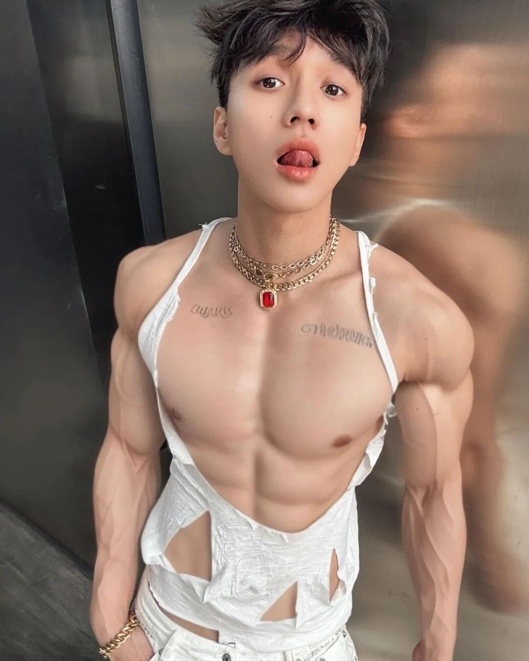 那个开冰箱的肌肉男模找到了！在 ins 上穿这么少……