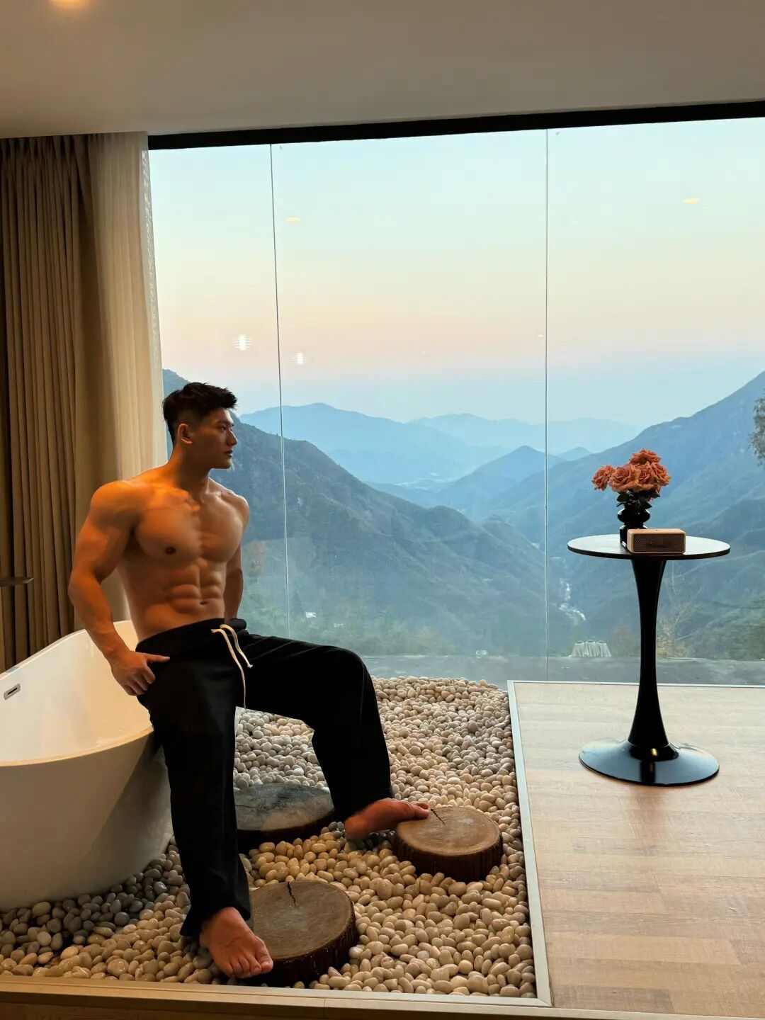 荷尔蒙爆表！这位“卡拉米”用腹肌和远方，定义了新一代的“野性”与“自律”！