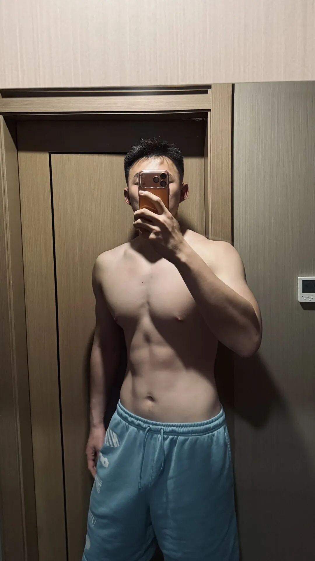 曾被采访的 192CM 哈尔滨篮球裁判小哥，沐浴照流出！