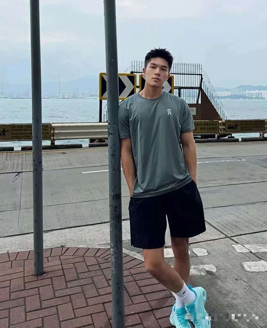 刘姥姥又认识新的帅哥了，白袜肌肉真是太可口了！