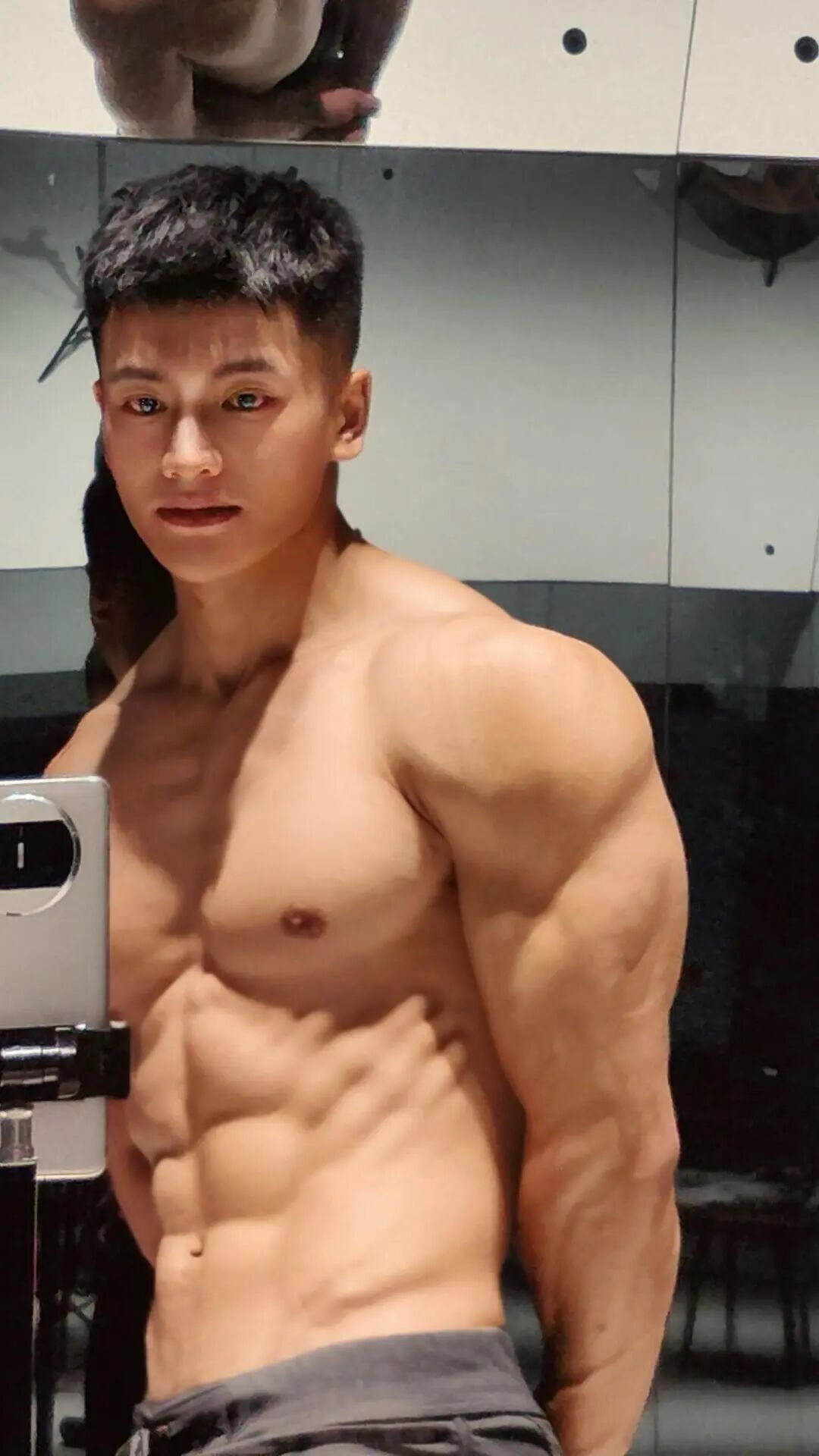 荷尔蒙爆表！这位“卡拉米”用腹肌和远方，定义了新一代的“野性”与“自律”！