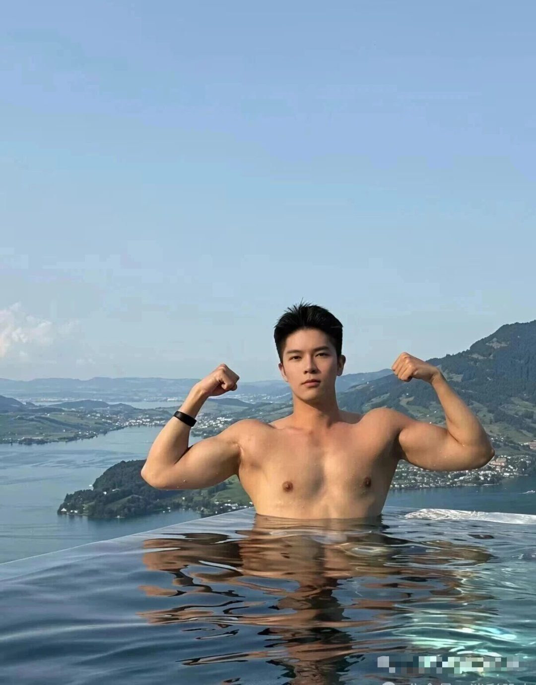 刘姥姥又认识新的帅哥了，白袜肌肉真是太可口了！