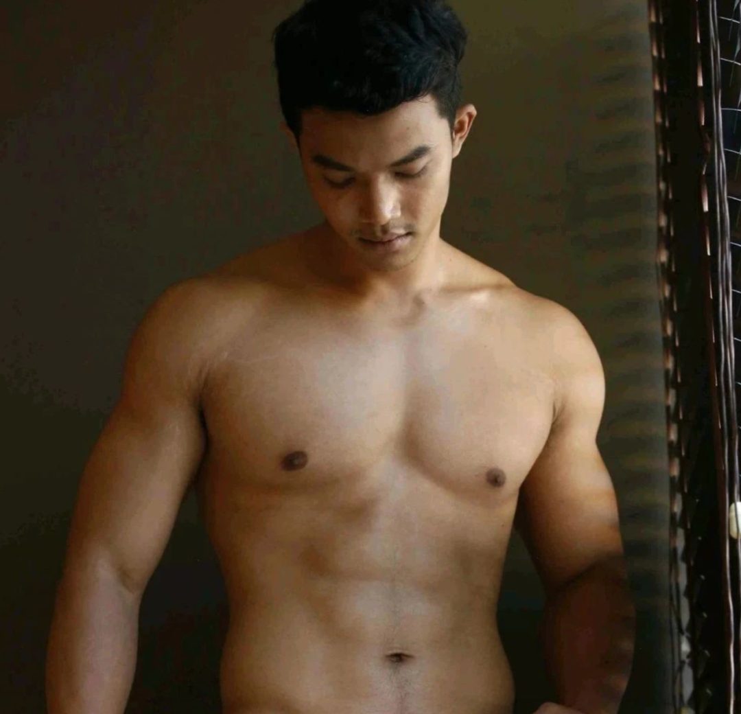 胸肌壮大黑皮筋男 公狗腰特突出 看起来很猛的汉子