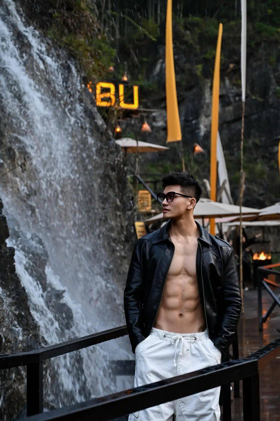 荷尔蒙爆表！这位“卡拉米”用腹肌和远方，定义了新一代的“野性”与“自律”！