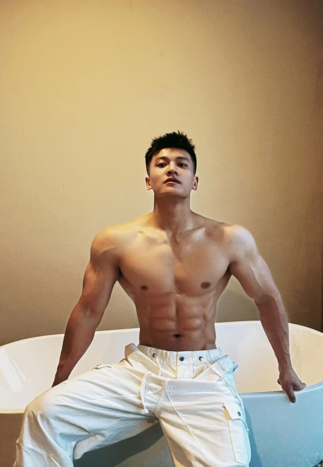 荷尔蒙爆表！这位“卡拉米”用腹肌和远方，定义了新一代的“野性”与“自律”！