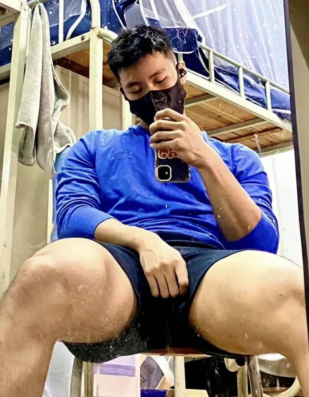 190cm 田径体育生自拍曝光，网友为这大粗腿吵翻了……