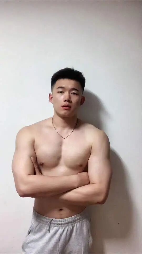 曾被采访的 192CM 哈尔滨篮球裁判小哥，沐浴照流出！