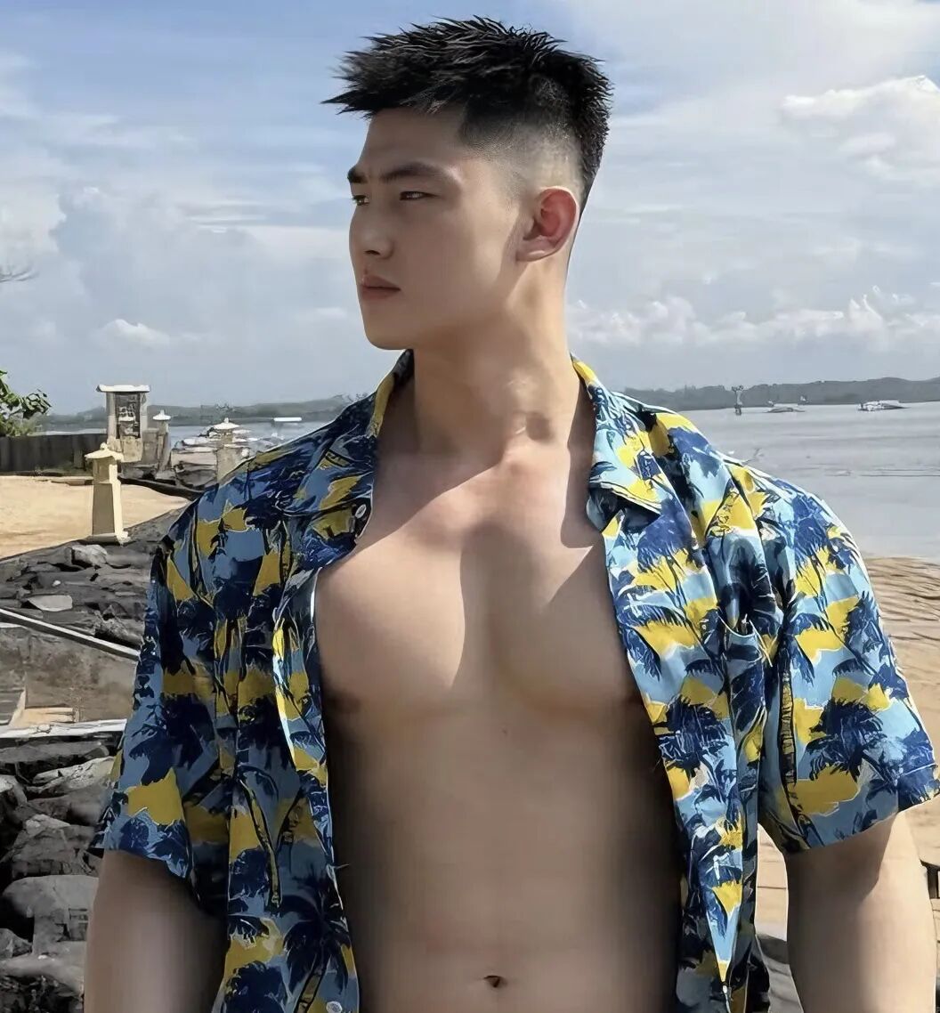 男生别嫌弃“两边铲光”发型，建议试试这 3 款，干净利落很帅气！