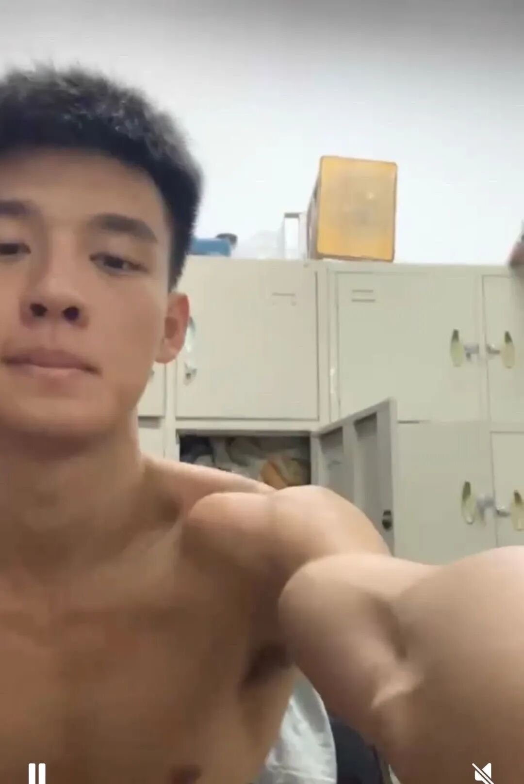 体育生火了！职高帅哥疑似被采访？直男朋友做保健很熟练？