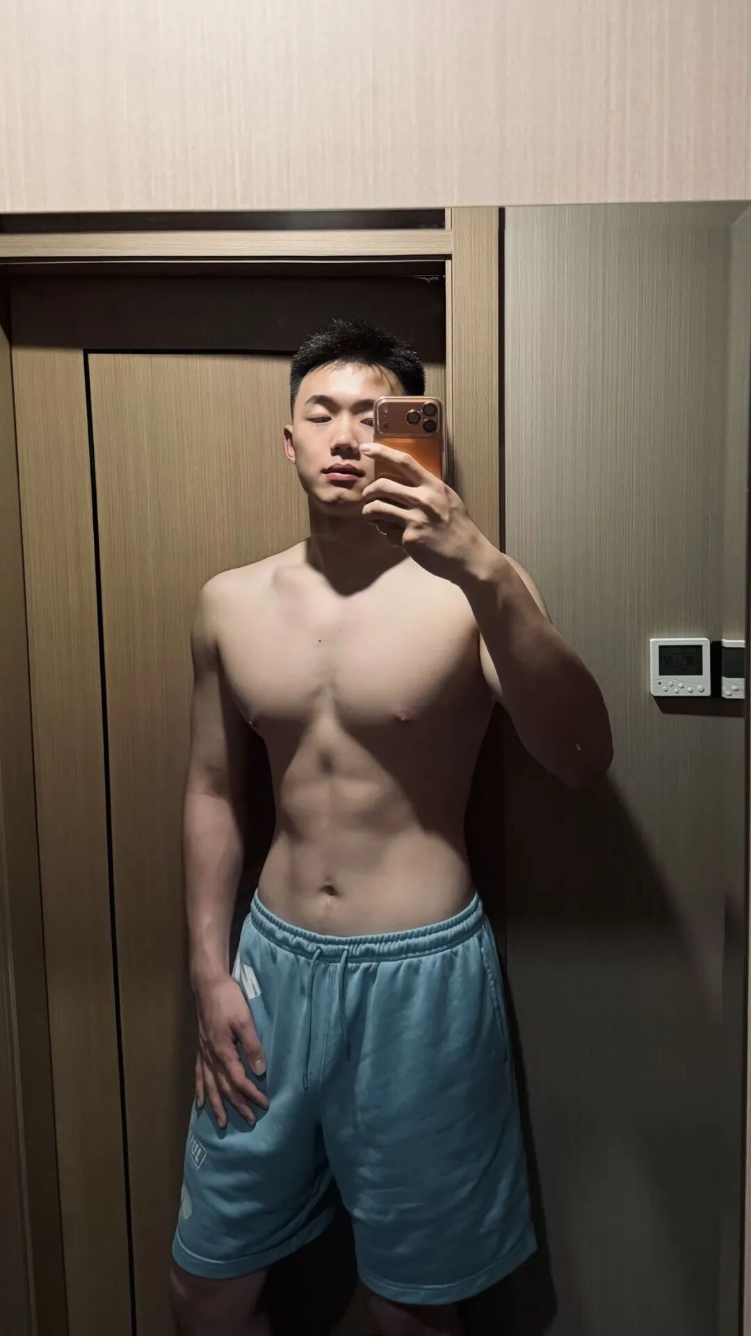 曾被采访的 192CM 哈尔滨篮球裁判小哥，沐浴照流出！