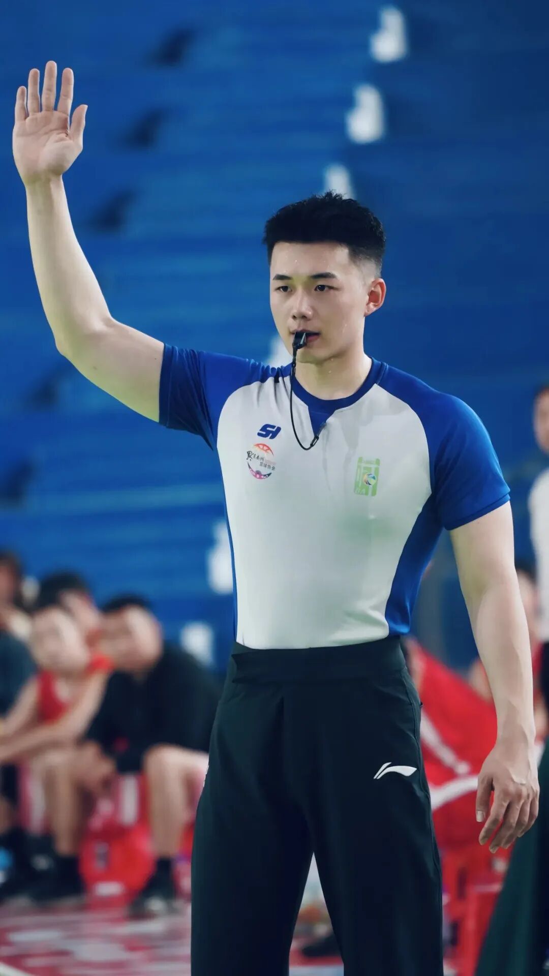 曾被采访的 192CM 哈尔滨篮球裁判小哥，沐浴照流出！