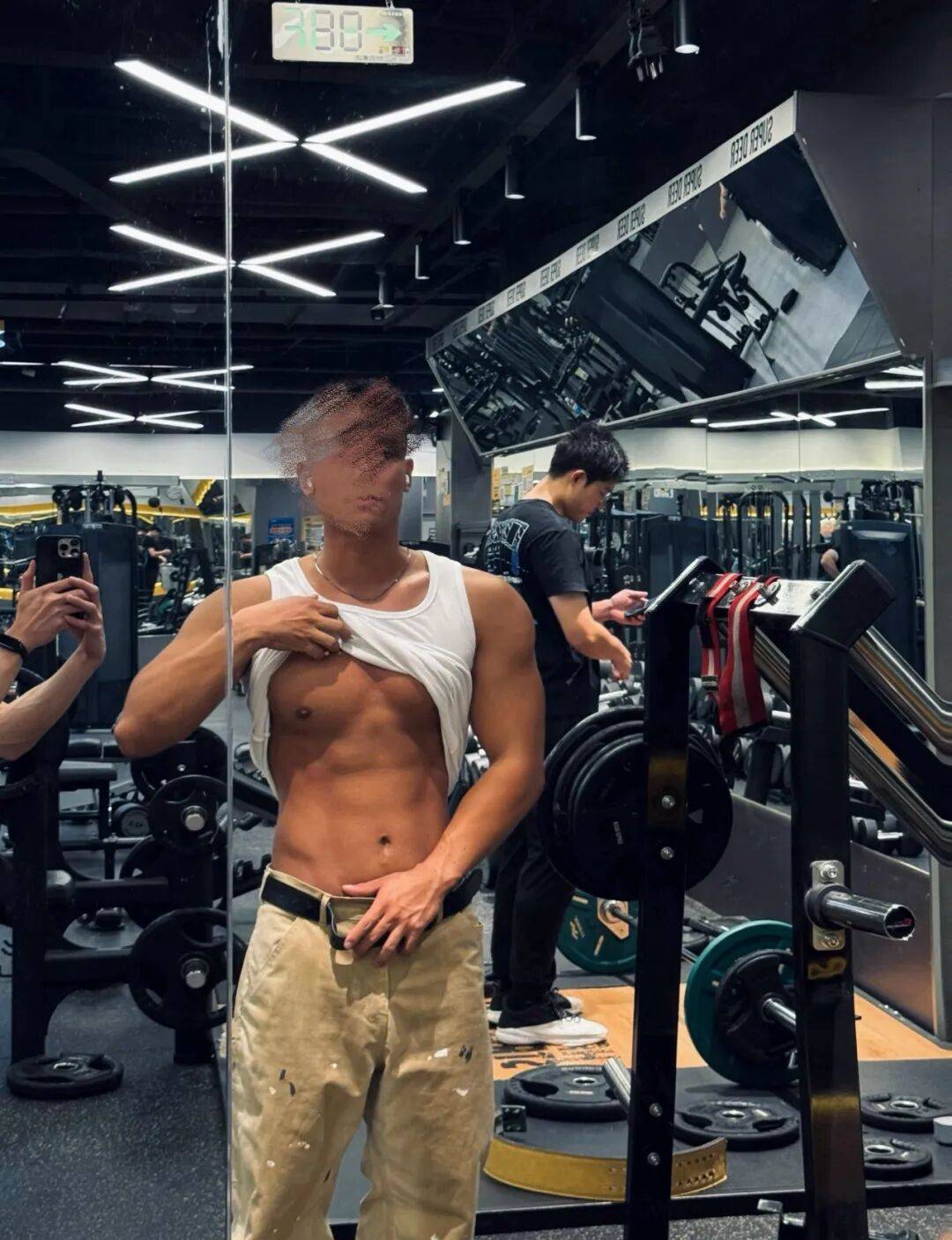 穿黑袜的黑皮肌肉体育生被扒到了！灰裤子泄露真实力！