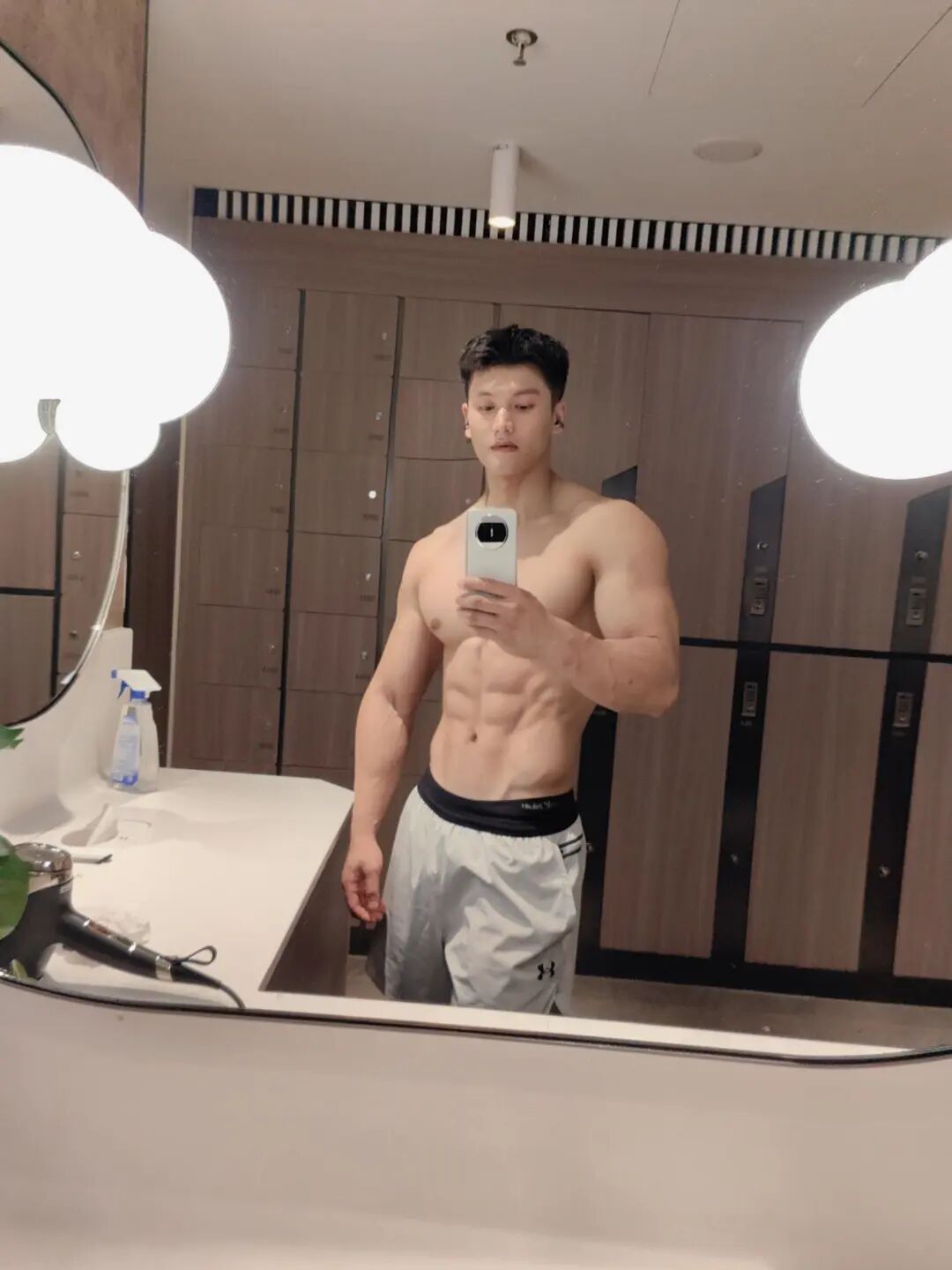 荷尔蒙爆表！这位“卡拉米”用腹肌和远方，定义了新一代的“野性”与“自律”！