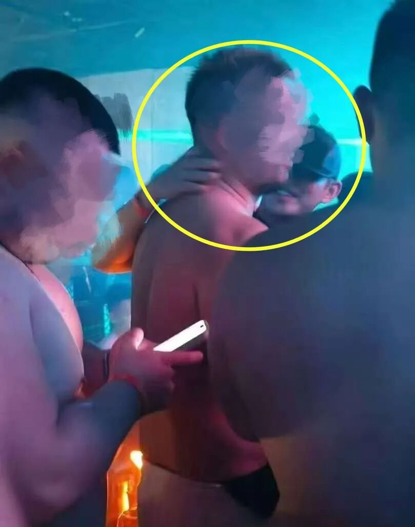 39 岁刘亚仁喜熊?他在上海酒吧和一桌帅熊喝酒动作亲密 39 岁刘亚仁喜熊?他在上海酒吧和一桌帅熊喝酒动作亲密