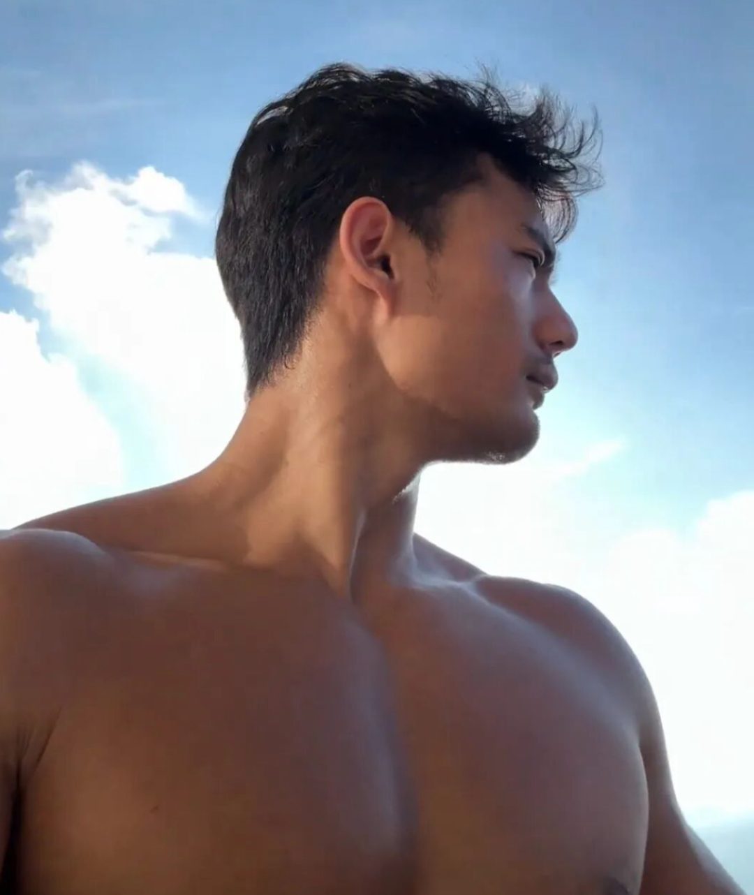 “黑皮阿 Sir”视频爆火外网后？现在的他魁梧身材男友力太强了！