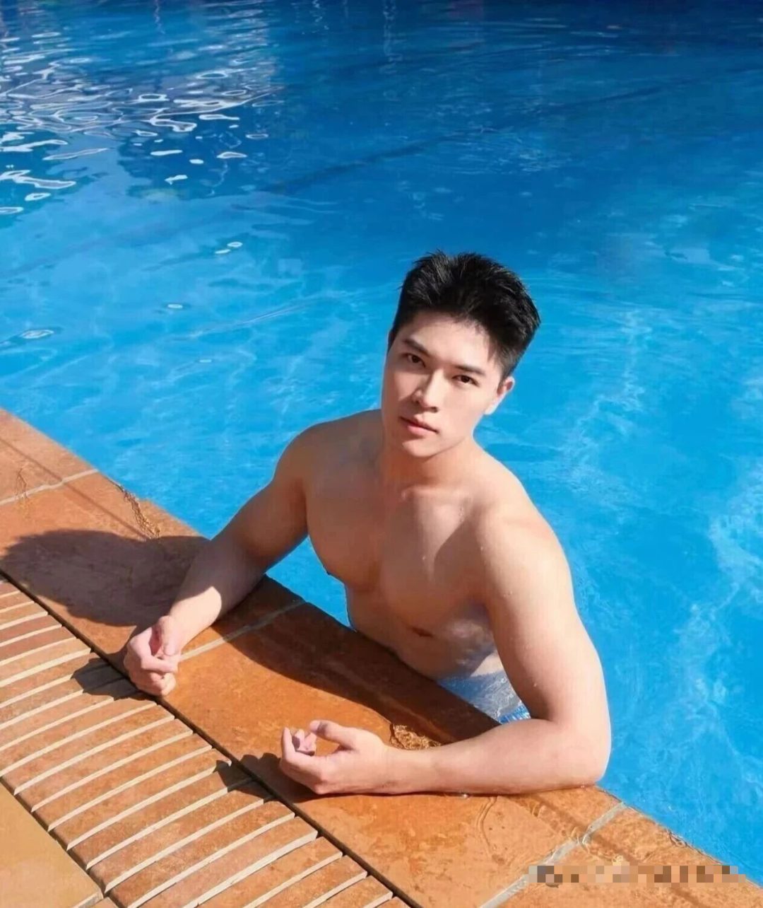 刘姥姥又认识新的帅哥了，白袜肌肉真是太可口了！