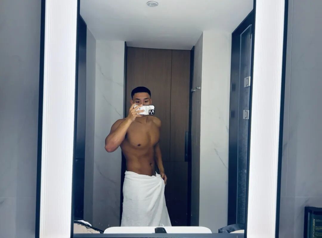 穿黑袜的黑皮肌肉体育生被扒到了！灰裤子泄露真实力！