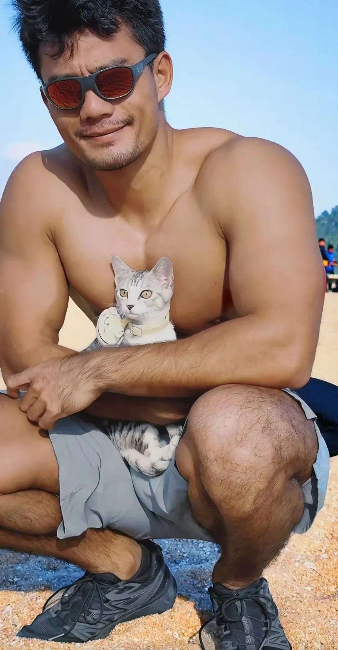 “黑皮阿 Sir”视频爆火外网后？现在的他魁梧身材男友力太强了！