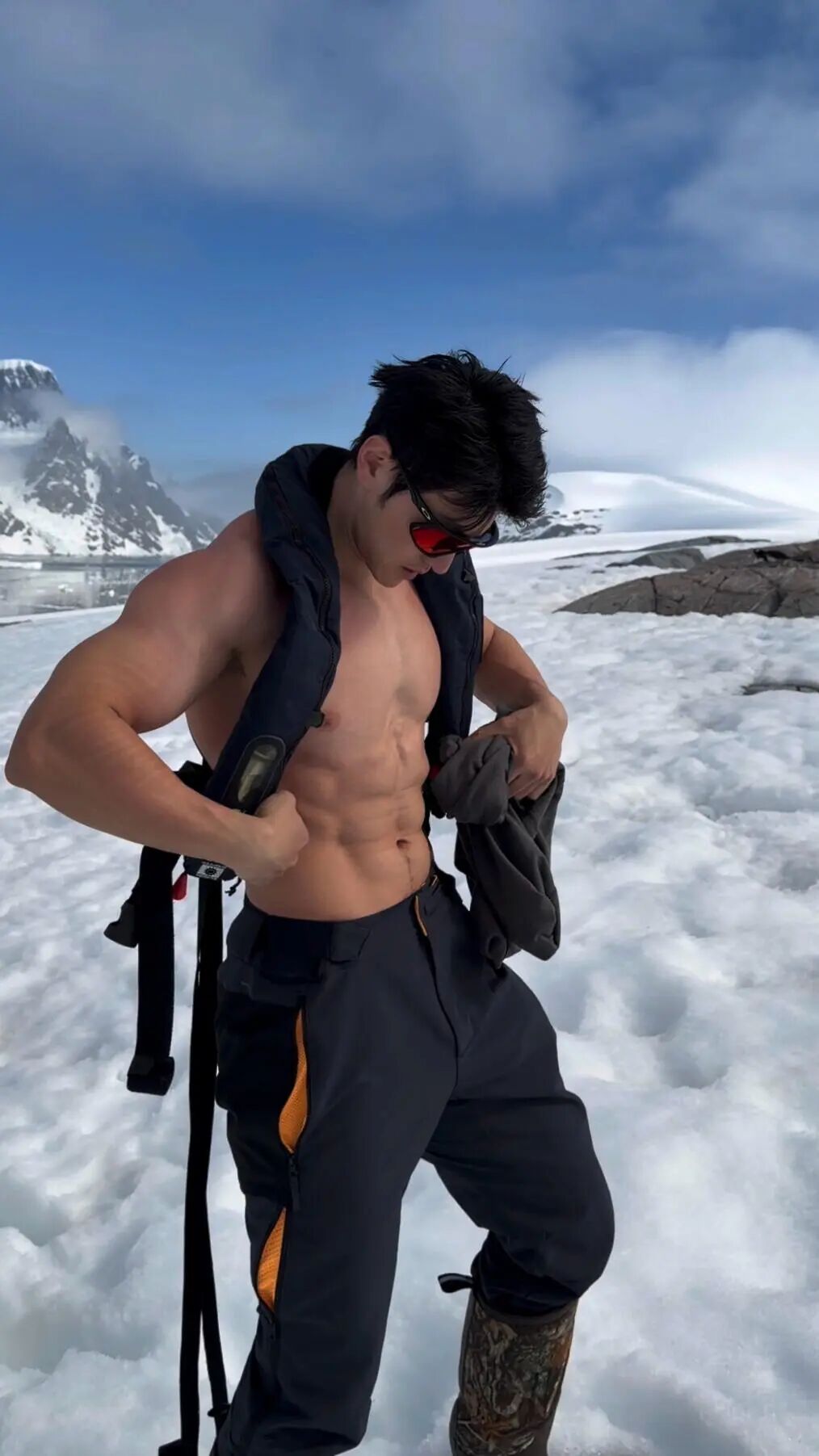 浓眉大眼的温润少年感腹肌帅哥运动博主雨田