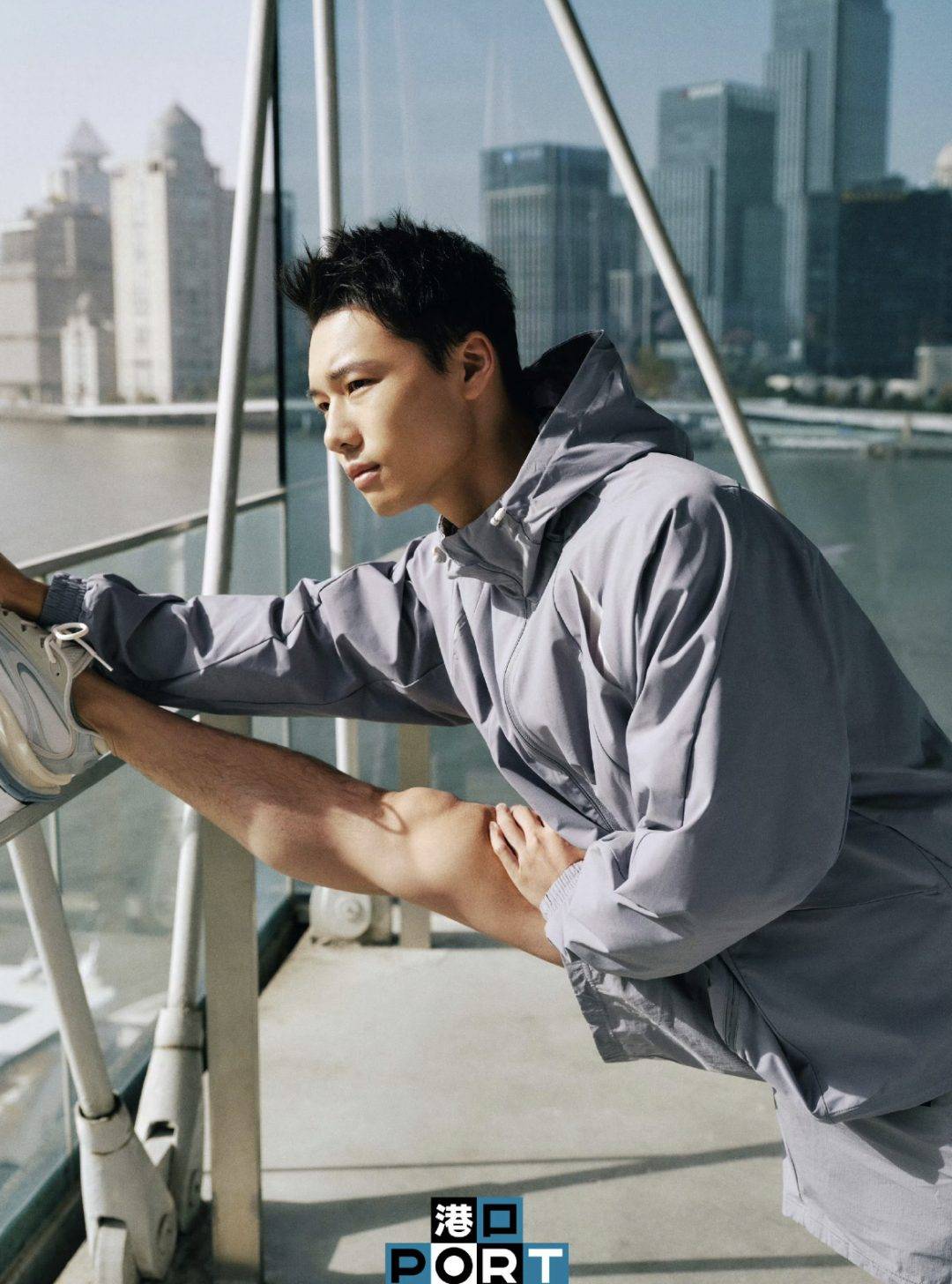 陈艾森跳出泳池挺拔出片？太懂镜头了跃入封面男神！