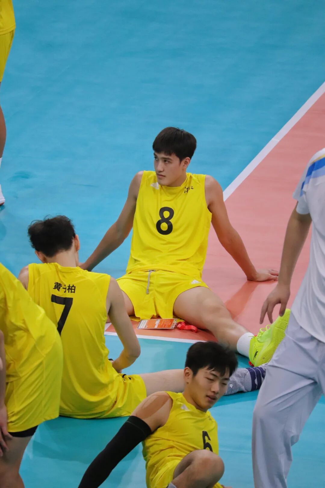 浙江 U20 男排赛后名场面太圈粉！阳光少年叉开腿的魅力都在这！