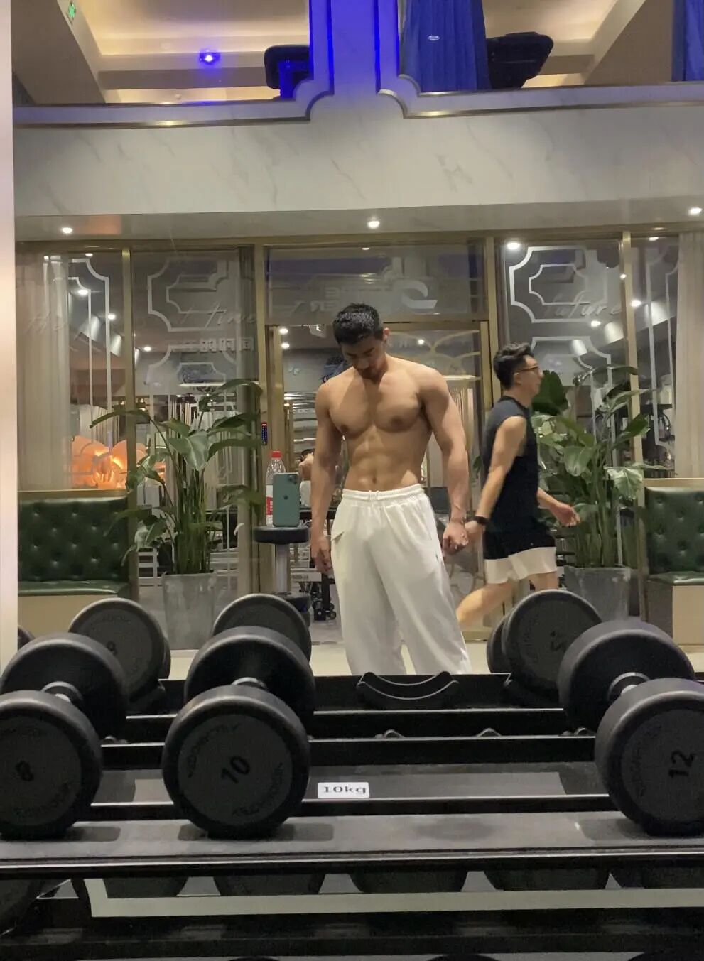 浓眉大眼的温润少年感腹肌帅哥运动博主雨田