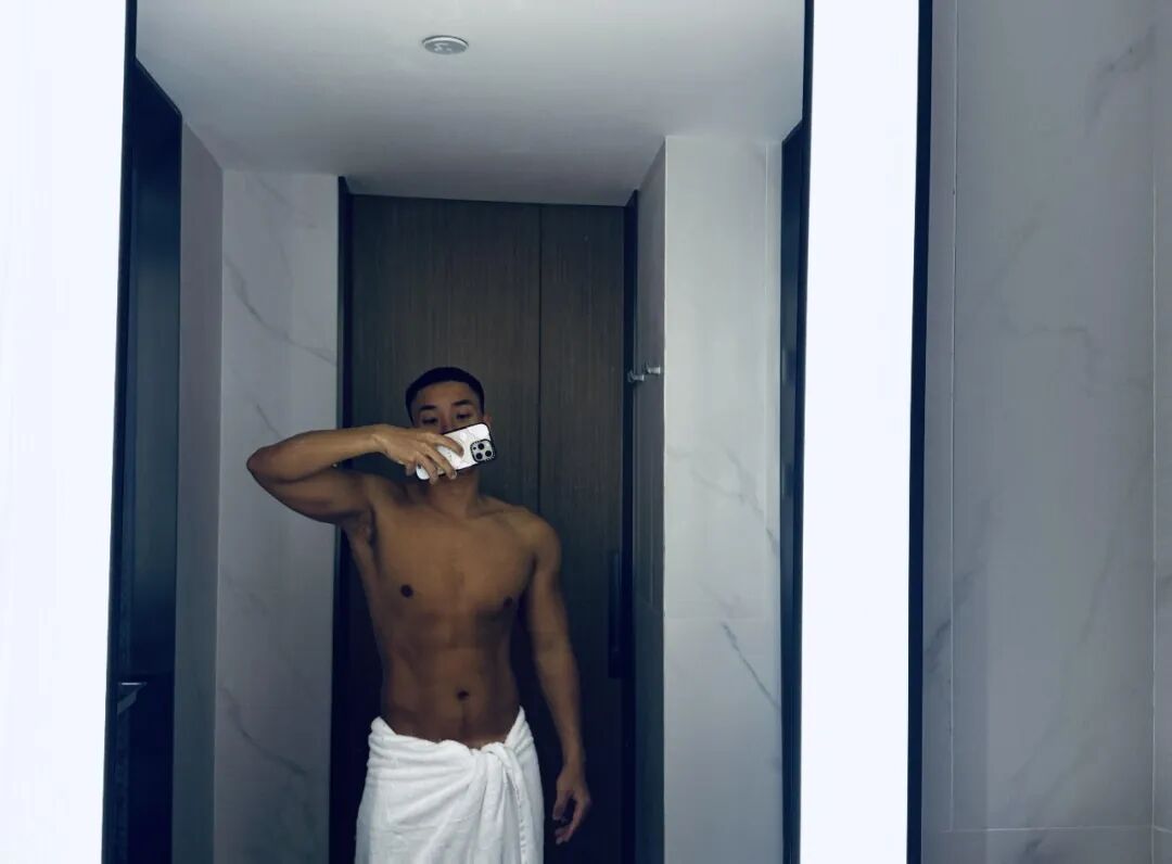 穿黑袜的黑皮肌肉体育生被扒到了！灰裤子泄露真实力！