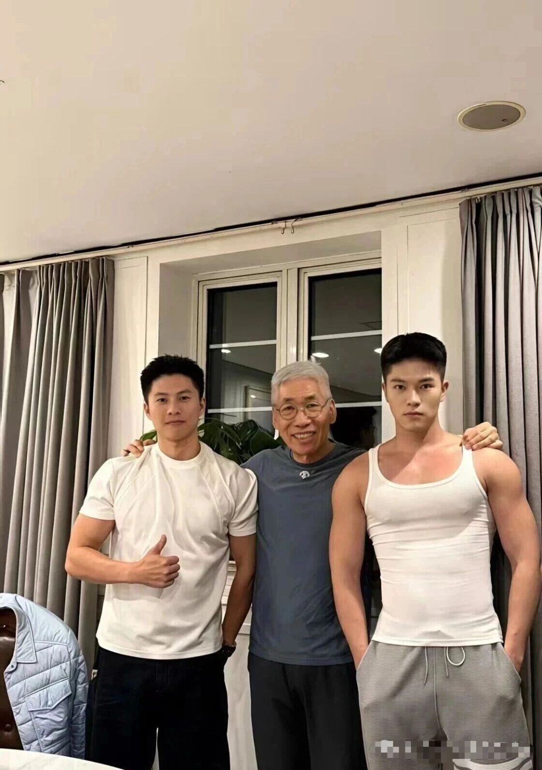 刘姥姥又认识新的帅哥了，白袜肌肉真是太可口了！