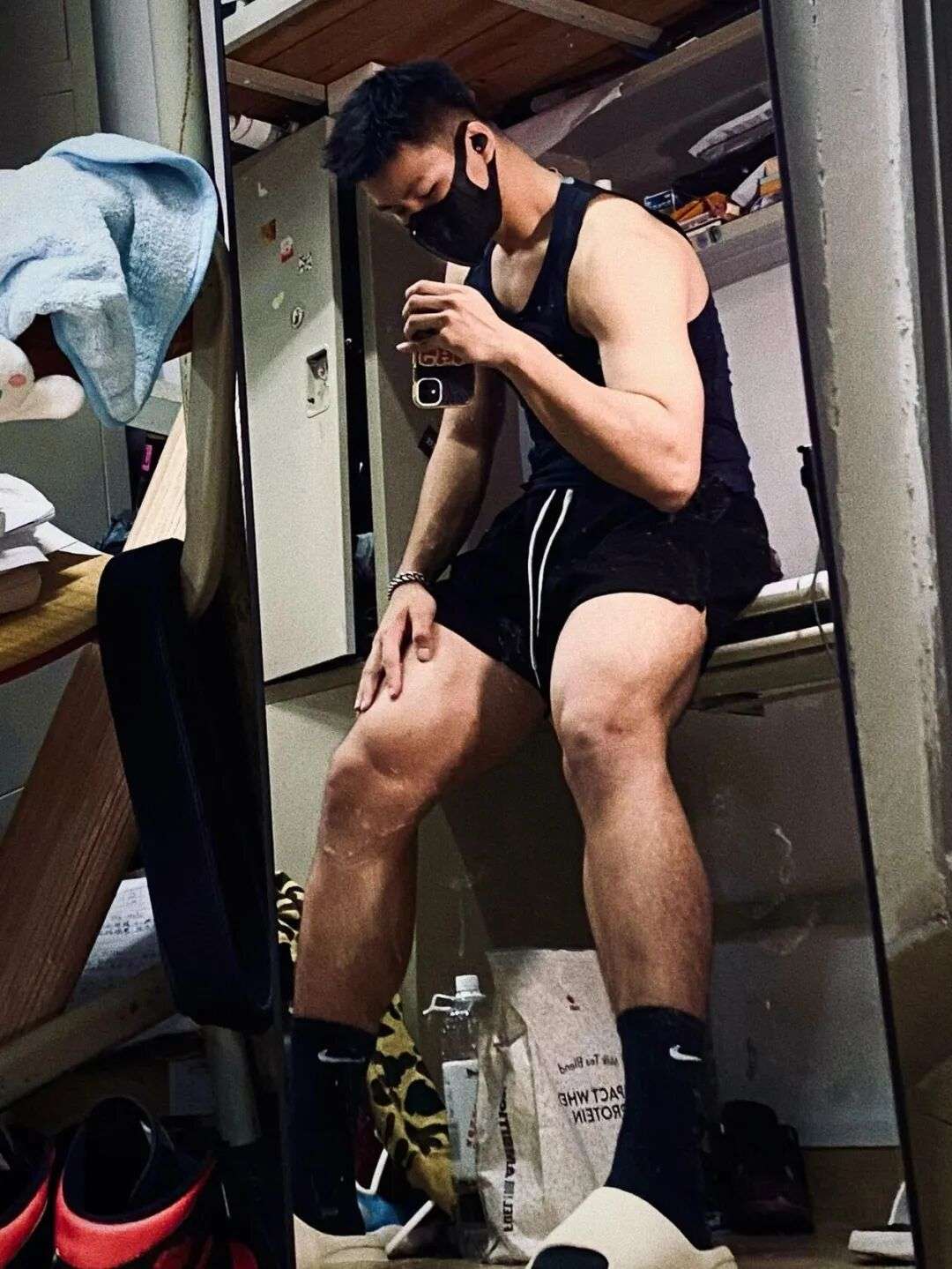 190cm 田径体育生自拍曝光，网友为这大粗腿吵翻了……